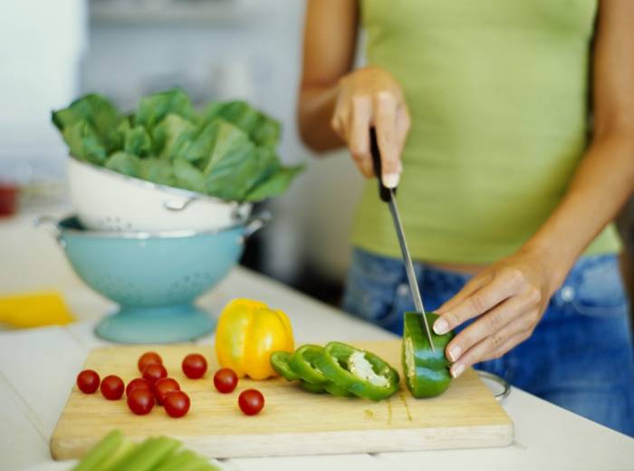 woman cutting vegetables