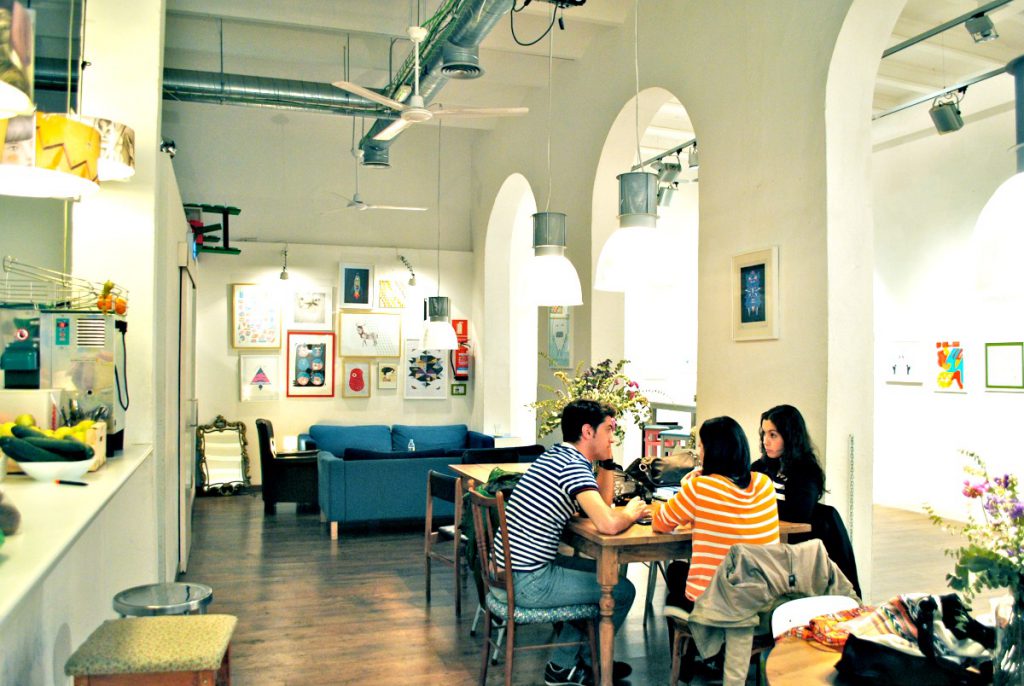 Sofas and Booze Cosmo Café & Galería Del Arte